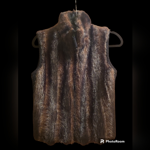 Suzy Shier Faux Fur Vest - Picture 1 of 4